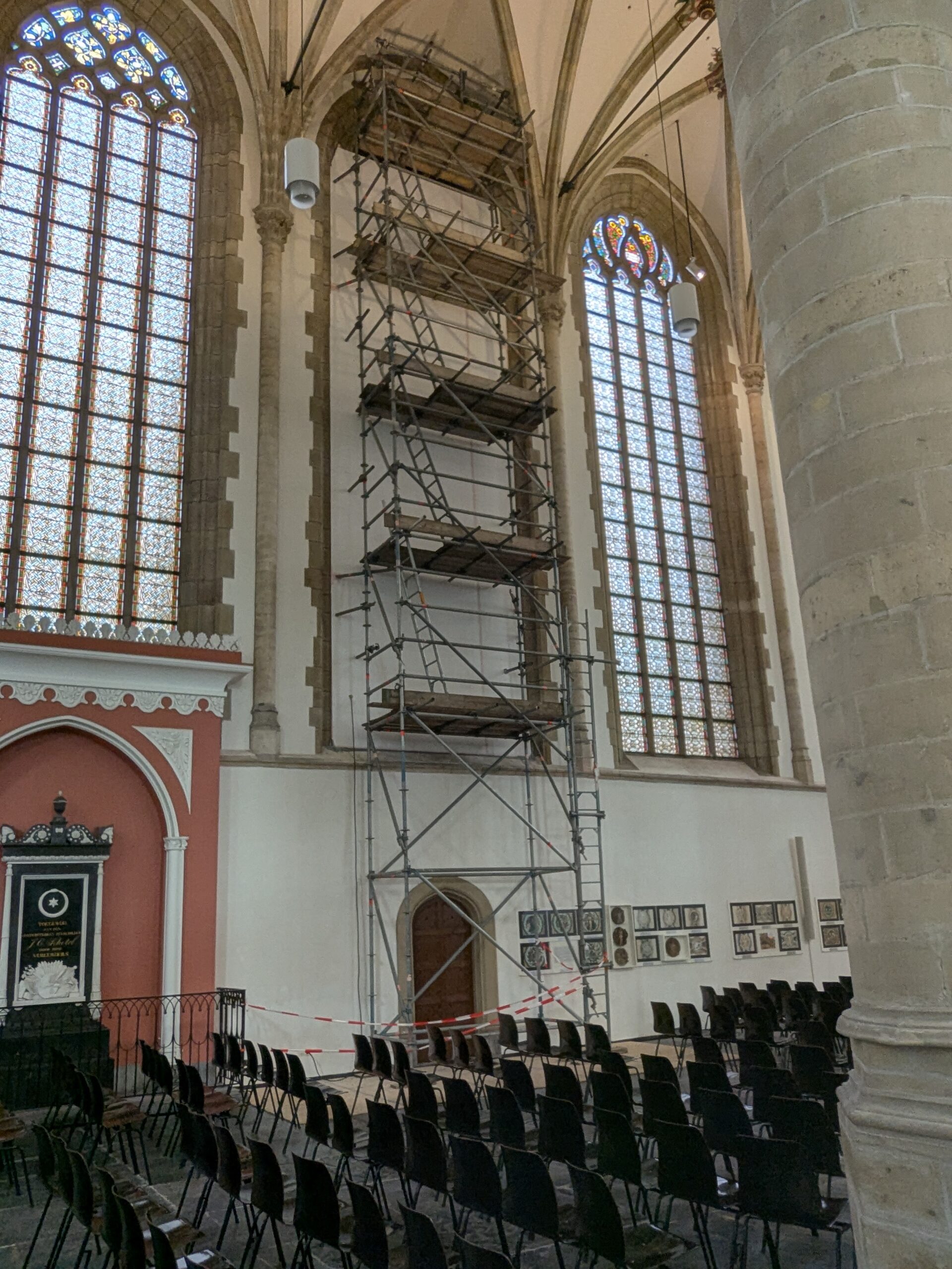 Eerste raam Mariakoor wordt gerestaureerd